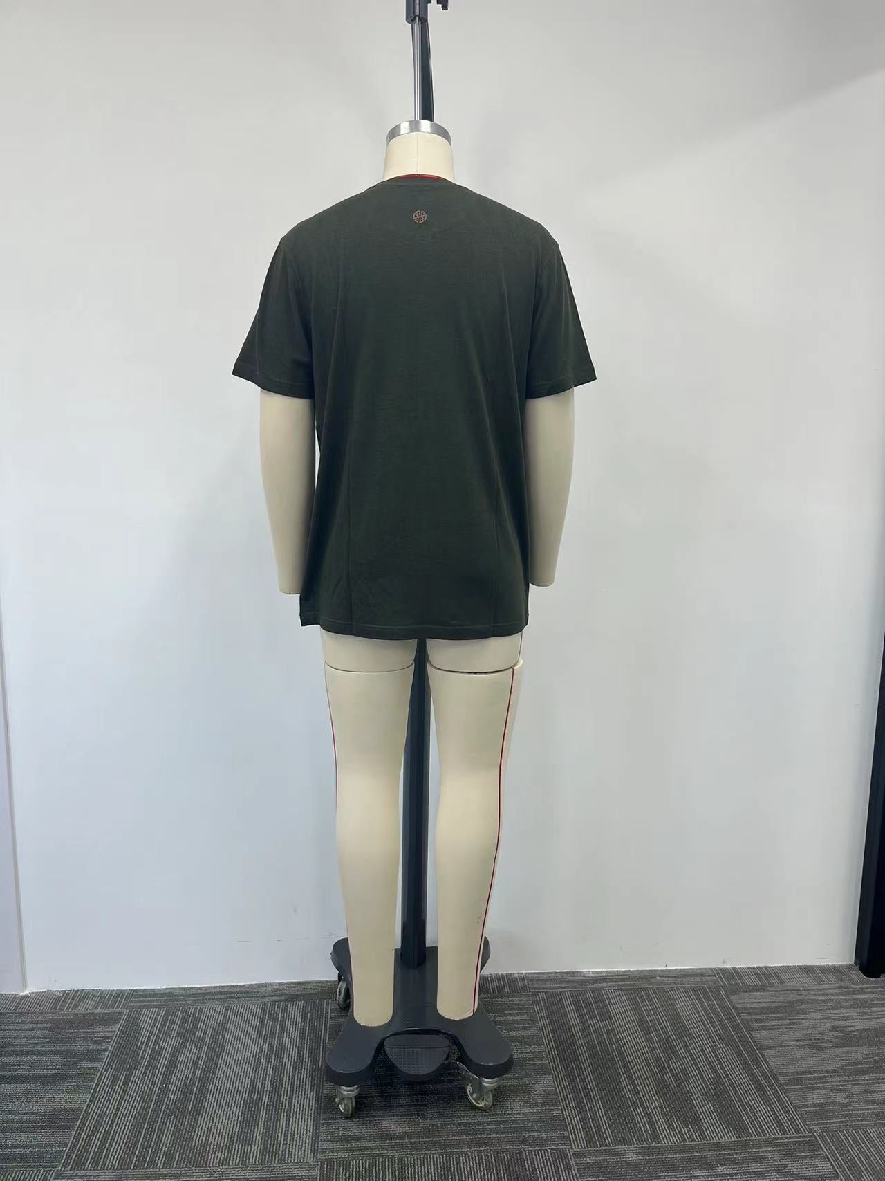 T-shirt a gradual change of colors and a printed pattern